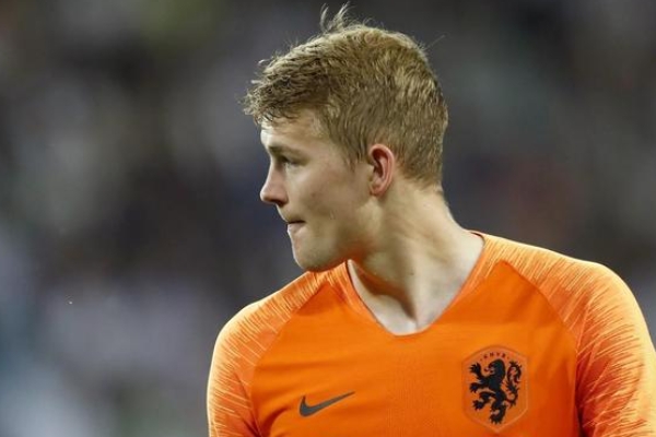 德弗里踢什么位置？