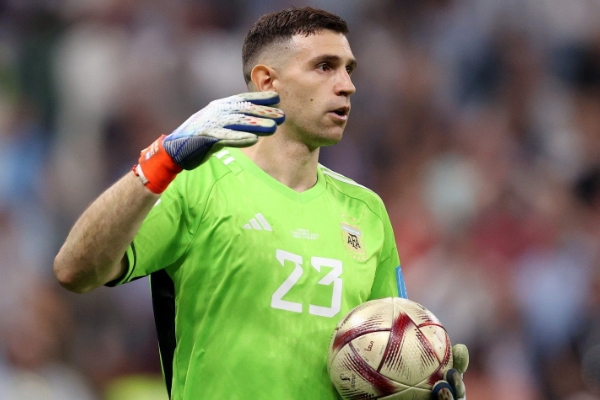 莫佩調(diào)侃撞傷萊諾成就大馬丁：“難道他不應(yīng)該對我心存感激嗎？”