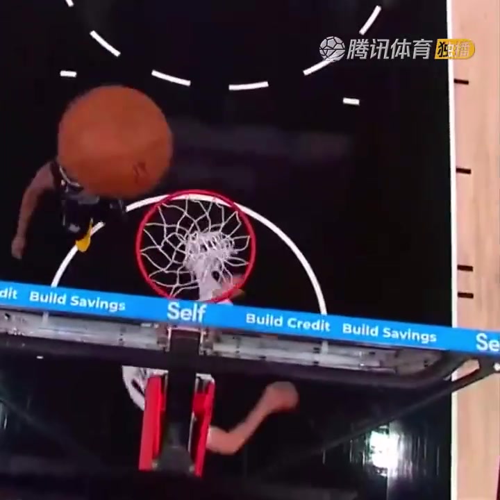罕見(jiàn)一幕！努爾基奇拋投 球神奇停在籃板上沿 看呆凱爾登?。ㄅ瑺柣婕\）